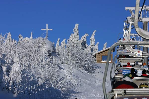 Grenzenloser Skispaß in Zelezna Ruda: Vom Arber-Skigebiet im Bayerischen Wald sind es gerade mal zehn Autominuten nach Zelezna Ruda (Markt Eisenstein) in Tschechien.