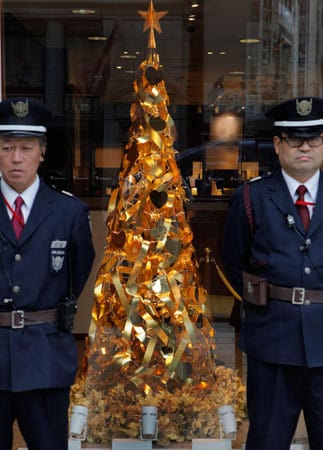 Der Juwelier "Ginza Tanaka" hat einen Weihnachtsbaum aus purem Gold entworfen. Das Prunkstückt ist in einem Schaufenster in Tokio ausgestellt und wird streng bewacht.