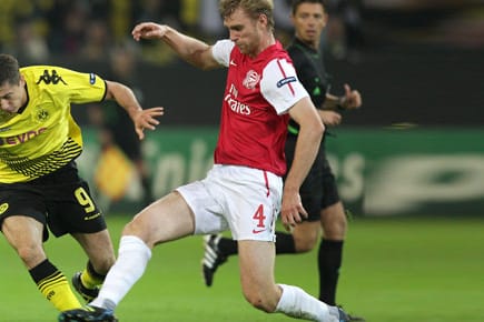 Robert Lewandowski (li.) im Zweikampf mit Arsenals Per Mertesacker