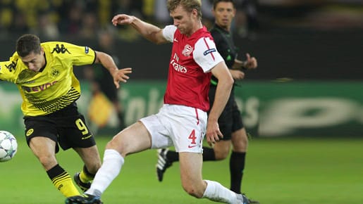 Robert Lewandowski (li.) im Zweikampf mit Arsenals Per Mertesacker
