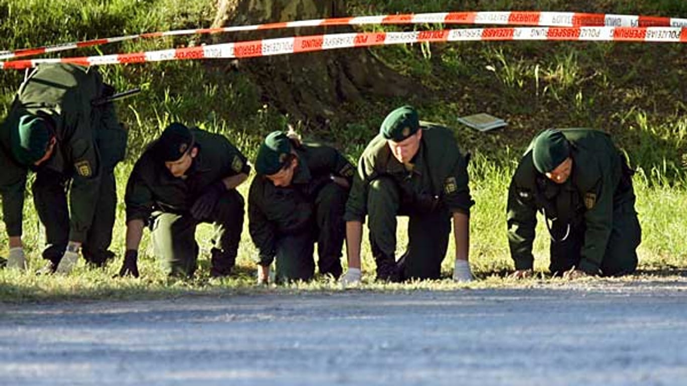 Mordopfer Kiesewetter: Polizisten suchen im Juli 2007 den Tatort an der Heilbronner Theresienwiese ab