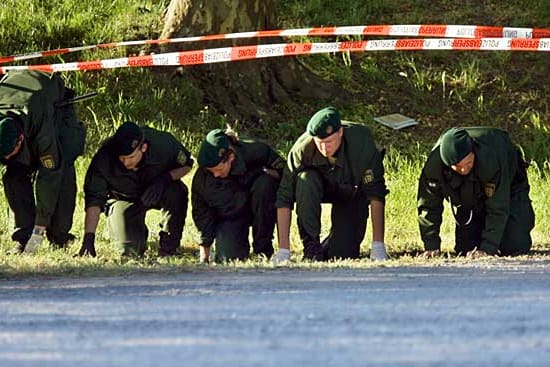 Mordopfer Kiesewetter: Polizisten suchen im Juli 2007 den Tatort an der Heilbronner Theresienwiese ab