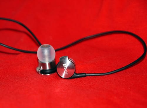 Die K3003 von AKG kosten knapp 1200 Euro. Dafür bekommt man die "kleinsten echten Drei-Wege-Kopfhörer" der Welt.