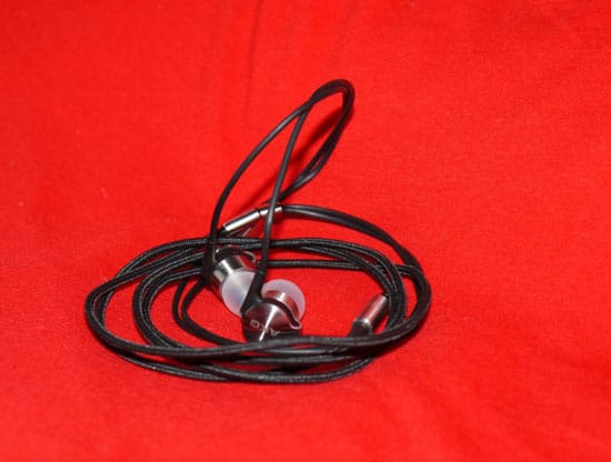 Das Kabel ist sehr hochwertig. Trotzdem sollte man die Ohrhörer lieber nicht zusammen rollen.