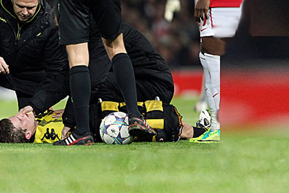 Sven Bender von Borussia Dortmund liegt am Boden.