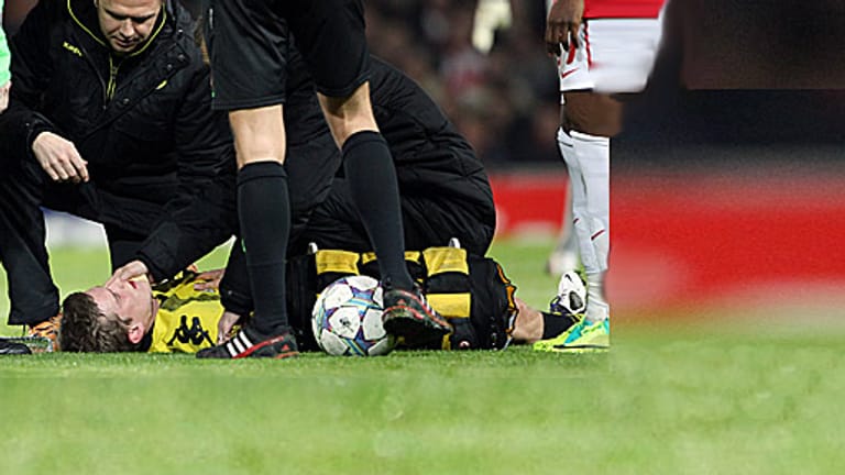 Sven Bender von Borussia Dortmund liegt am Boden.