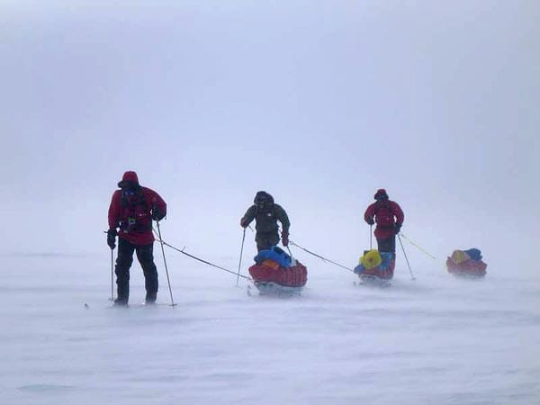 Zwei norwegische Expeditionen sind derzeit unterwegs zum Südpol. Die Männer wiederholen das Wettrennen zwischen den Polarforschern Roald Amundsen und Robert Falcon Scott.