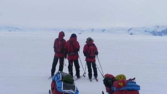 Das vom Leiter des norwegischen Polarinstituts Jan-Gunnar Winther angeführte Team folgt zum ersten Mal nach 1911 genau Amundsens Route, den Angaben seines Tagebuchs folgend. Eine andere norwegische Expedition unter dem ehemaligen Schlittschuhläufer Asle T. Johansen hat einen etwas längeren Weg eingeschlagen.