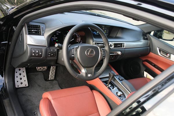 Mit Vollausstattung und Sportpaket wird der Lexus 450h bei etwas über 70.000 Euro liegen.