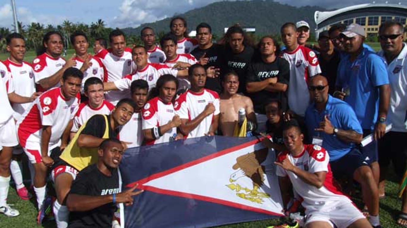 Endlich Grund, zu feiern: Die Nationalmannschaft Amerikanisch-Samoas zeigt Flagge.