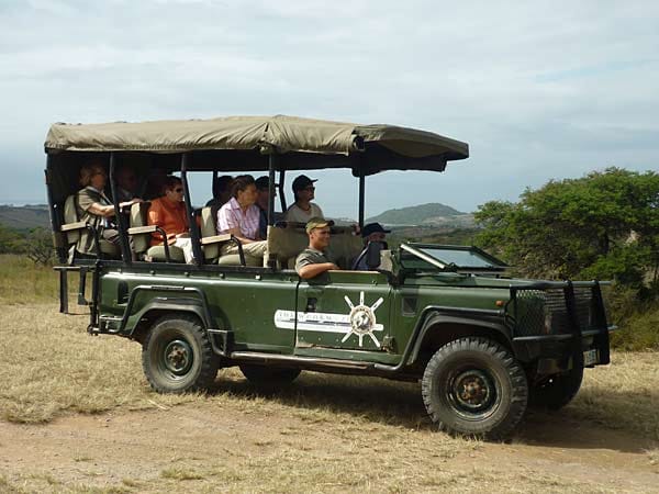 Die typische Safari mit Geländewagen: Immer dabei ist ein ausgebildeter Ranger, der individuell auf die Wünsche der Gäste eingeht und das Reservat kennt wie seine eigene Westentasche.