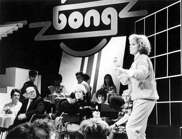Dieses Foto von 1986 zeigt, wie Inka mit Pudelfrisur die DDR-Fernsehshow "Bong" rockt.