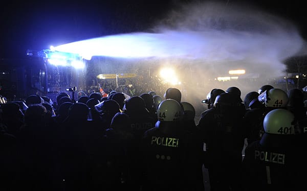 Wasserwerfer und Pfefferspray: Bereits am Donnerstagabend waren Polizisten und Atomkraftgegner im niedersächsischen Metzingen aneinander geraten