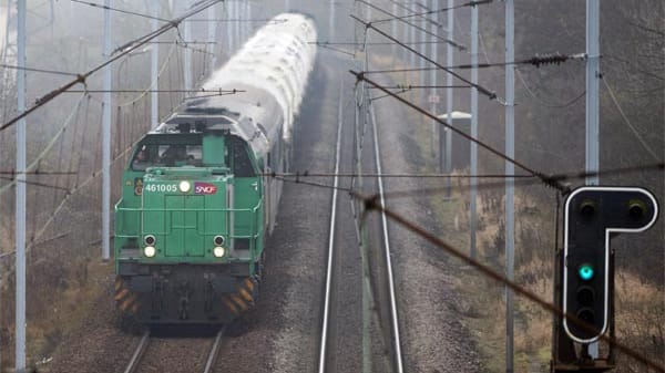 Gegen 10 Uhr hat der Castortransport die deutsch-französische Grenze passiert und ist jetzt in Deutschland auf dem Weg nach Gorleben Gegen 10 Uhr hat der Castortransport die deutsch-französische Grenze passiert und ist jetzt in Deutschland auf dem Weg nach Gorleben