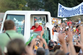 Wo ist der Gurt? Benedikt XVI. im Papamobil