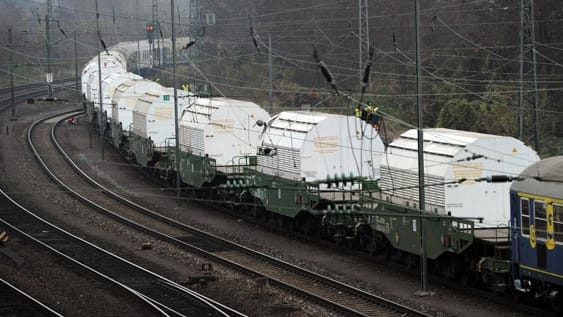 Am Freitagvormittag um 10 Uhr überquert der Castortransport die deutsch-französische Grenze. Nach einem etwa fünfstündigen Aufenthalt in Neunkirchen setzt sich der Zug dann in Richtung des niedersächsischen Gorleben in Bewegung