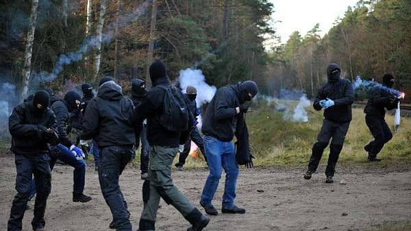 Im Wendland formiert sich zu dieser Zeit bereits der Widerstand. Tausende Atomkraftgegner sind auf den Beinen. Die Polizei spricht von einem ungewöhnlichen Ausmaß an Aggressivität