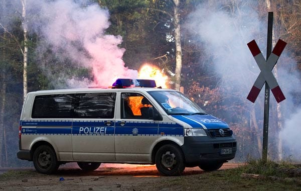 In Leitstade und Tollendorf werden zwei Polizeifahrzeuge in Brand gesetzt. Verletzt wird bei den Vorfällen niemand