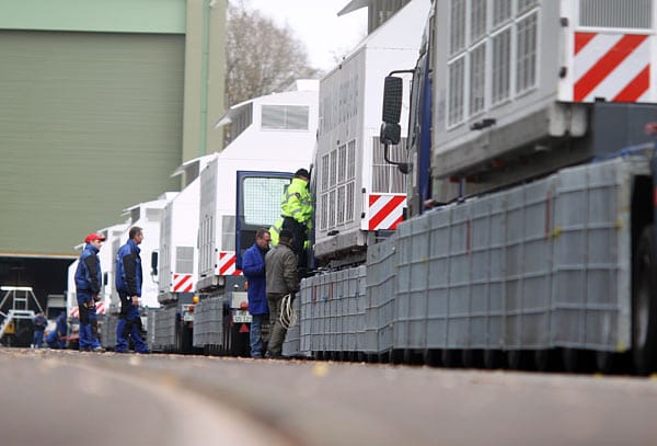 Im niedersächsischen Dannenberg stehen schon die Lastwagen zum Weitertransport der Castoren auf der Straße bereit. Wann der Castor aber bei der Verladestation ankommen wird, ist weiter unklar.