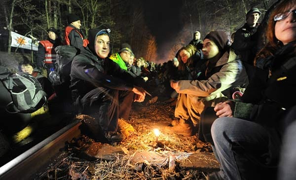 Mit Lagerfeuer und Kerzen halten sich die Aktivisten warm. Auch für Essen und Musik ist bei der Sitzblockade gesorgt.