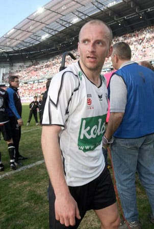 Juni 2008: Adam Ledwon, ehemaliger Profi von Bayer Leverkusen, erhängt sich in seiner Wohnung in Klagenfurt.