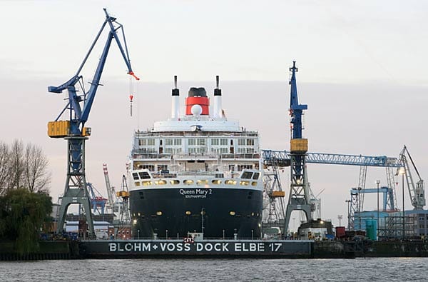 Im Dock Elbe 17 wird die Queen Mary 2 aufgehübscht