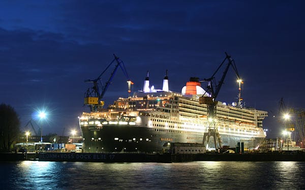 Die Queen Mary 2, die mehr als 2600 Passagiere aufnehmen kann, ist bereits zum fünften Mal zu Wartungsarbeiten in Hamburg.