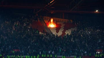 Nach dem Schlusspfiff setzen Sporting-Fans Sitzschalen des Gästeblocks in Brand. Drumherum tausende von Zuschauern.