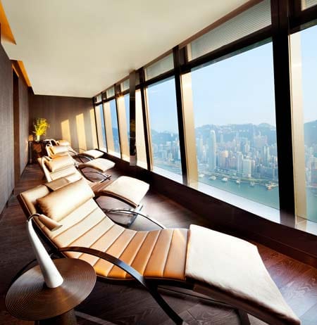 Dieser herrliche Blick auf Hongkong bietet sich Besuchern des Spa-Bereichs.