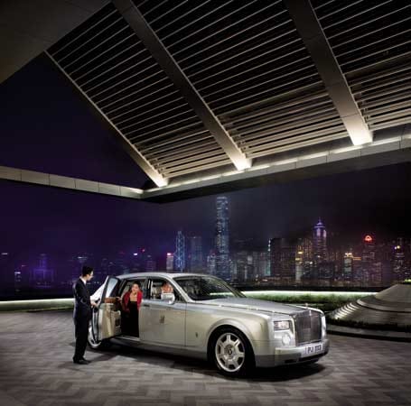 Das kann zum Beispiel eine Hochzeit sein. Als besonderen Service bietet das Ritz Carlton ein "Prinzessinnen-Hochzeitspaket an". Für 2000 Euro pro Person und Nacht ist dann sogar ein Rolls-Royce-Limousinen-Service inklusive.