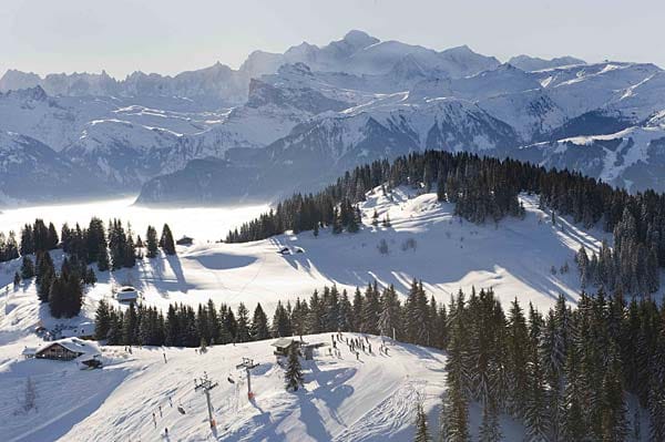 Das Skigebiet Les Portes du Soleil in der Schweiz liegt etwa 85 Kilometer vom Flughafen entfernt. Wer dieses Ziel anstrebt, kann sich über rund 650 Pistenkilometer und 200 Lifte freuen - ein Skigebiet der Superlative über den Bergen südlich des Genfer Sees.