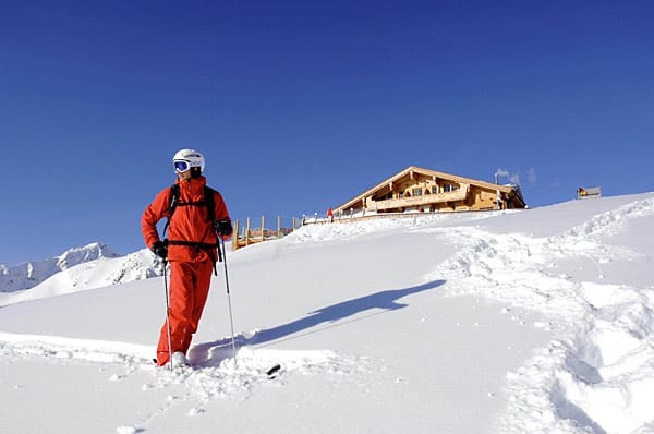 Auch das Skigebiet Hochzillertal-Hochfügen liegt nur 45 Kilometer von Innsbruck entfernt. Hier erfreuen etwa 850 Pistenkilometer und 210 Lifte das Skifahrerherz. Außerdem befindet sich das Gebiet laut ADAC auf dem zweiten Platz der schneesichersten Skigebiete des Zillertals.