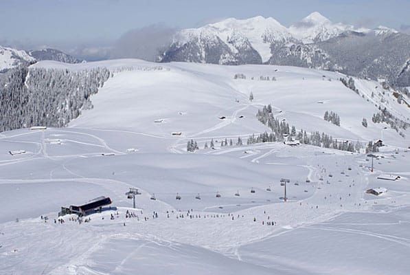 Lofer liegt rund 48 Kilometer von Salzburg entfernt und bietet Wintersportfreunden 58 Pistenkilometer und 17 Lifte sowie ein familienfreundliches Wintersportgebiet mit gemütlichen Hütten.
