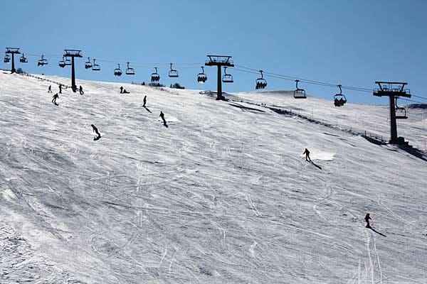 Polsa-San Valentino bietet nur 84 Kilometer von Verona entfernt 35 Pistenkilometer und acht Lifte. Bei ausbleibendem Schneefall sorgt das kleine Skigebiet künstlich für das kalte Nass.