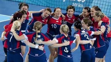 Großbritanniens Handballerinnen feiern den Erfolg über Afrikameister Angola. Großbritanniens Handballerinnen feiern den Erfolg über Afrikameister Angola.