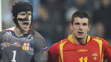 Star mit Helm: Tschechiens Torwart Petr Cech (li.)