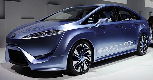 Toyota präsentiert mit dem FCV-R ein Wasserstoff-Fahrzeug.