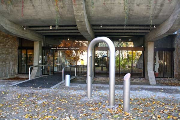 Das Uhrenmuseum im Schweizer Städtchen La Chaux-de-Fonds befindet sich in einem bunkerähnlichen Gebäude. Die Betonkonstruktion hält die Innentemperatur konstant. Eine wichtige Voraussetzung für das einwandfreie Funktionieren vieler Uhren.