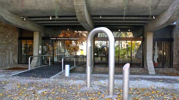 Das Uhrenmuseum im Schweizer Städtchen La Chaux-de-Fonds befindet sich in einem bunkerähnlichen Gebäude. Die Betonkonstruktion hält die Innentemperatur konstant. Eine wichtige Voraussetzung für das einwandfreie Funktionieren vieler Uhren.