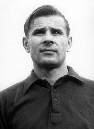 Lew Jaschin, der legendäre Torhüter, war beim Finale 1960 in Paris der überragende Mann. Bei der EM-Flutlichtpremiere hätte die UdSSR gegen Jugoslawien zur Halbzeit deutlich zurückliegen müssen - wäre da nicht der 31-Jährige von Dynamo Moskau gewesen. Jaschin rettete sein Team in die Verlängerung, Victor Ponedjelnik köpfte das 2:1. So gewann die Sbornaja ihre bis heute einzige Trophäe bei einem großen Turnier. Die Ehrenrunde absolvierten Jaschin und Co. fein säuberlich aufgereiht. Lew Jaschin, der legendäre Torhüter, war beim Finale 1960 in Paris der überragende Mann. Bei der EM-Flutlichtpremiere hätte die UdSSR gegen Jugoslawien zur Halbzeit deutlich zurückliegen müssen - wäre da nicht der 31-Jährige von Dynamo Moskau gewesen. Jaschin rettete sein Team in die Verlängerung, Victor Ponedjelnik köpfte das 2:1. So gewann die Sbornaja ihre bis heute einzige Trophäe bei einem großen Turnier. Die Ehrenrunde absolvierten Jaschin und Co. fein säuberlich aufgereiht.
