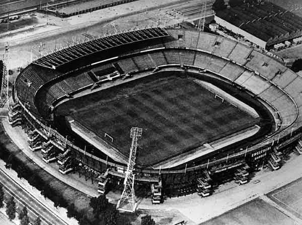 1964 kickte Luxemburg im Achtelfinale die Niederlande raus, dabei hatte der Außenseiter dem Favoriten sogar das Heimspiel geschenkt, weil man in Luxemburg nur mit 6.000 Zuschauern rechnete. Erst gab es ein 1:1 "zu Hause" in Amsterdam. Da machten die Niederländer noch Scherze, man wolle durch das Ergebnis mehr Anhänger fürs Rückspiel anlocken. Vor 42.000 in Rotterdam gewann Luxemburg aber 2:1. 1964 kickte Luxemburg im Achtelfinale die Niederlande raus, dabei hatte der Außenseiter dem Favoriten sogar das Heimspiel geschenkt, weil man in Luxemburg nur mit 6.000 Zuschauern rechnete. Erst gab es ein 1:1 "zu Hause" in Amsterdam. Da machten die Niederländer noch Scherze, man wolle durch das Ergebnis mehr Anhänger fürs Rückspiel anlocken. Vor 42.000 in Rotterdam gewann Luxemburg aber 2:1.