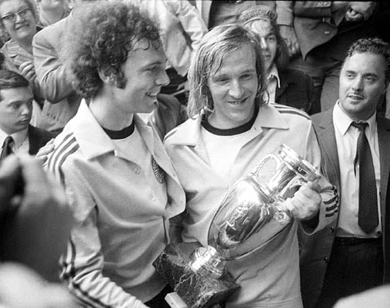 Das 3:1 gegen England im Viertelfinale 1972 war nicht nur der erste Sieg einer deutschen Mannschaft im Mutterland des Fußballs. Der "Daily Mirror" schrieb vom "Ende der Welt" - für die die DFB-Elf war es der grandiose Beginn einer großen Generation, die 1974 auch Weltmeister wurde. Franz Beckenbauer, Günter Netzer und Gerd Müller führten die vielleicht beste deutsche Mannschaft ins Endspiel, in dem es ein 3:0 gegen die Sowjetunion gab. Das 3:1 gegen England im Viertelfinale 1972 war nicht nur der erste Sieg einer deutschen Mannschaft im Mutterland des Fußballs. Der "Daily Mirror" schrieb vom "Ende der Welt" - für die die DFB-Elf war es der grandiose Beginn einer großen Generation, die 1974 auch Weltmeister wurde. Franz Beckenbauer, Günter Netzer und Gerd Müller führten die vielleicht beste deutsche Mannschaft ins Endspiel, in dem es ein 3:0 gegen die Sowjetunion gab.