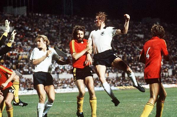 Erst mit 28 Jahren stieß Horst Hrubesch zur Nationalmannschaft. Der Hobby-Angler vom Hamburger SV düpierte im Finale 1980 Belgiens Torwart Jean-Marie Pfaff bereits nach zehn Minuten per Distanzschuss. Für ihn typisch, mit einem Kopfball zum 2:1 in der vorletzten Minute sorgte der wuchtige Angreifer für den Siegtreffer. Erst mit 28 Jahren stieß Horst Hrubesch zur Nationalmannschaft. Der Hobby-Angler vom Hamburger SV düpierte im Finale 1980 Belgiens Torwart Jean-Marie Pfaff bereits nach zehn Minuten per Distanzschuss. Für ihn typisch, mit einem Kopfball zum 2:1 in der vorletzten Minute sorgte der wuchtige Angreifer für den Siegtreffer.
