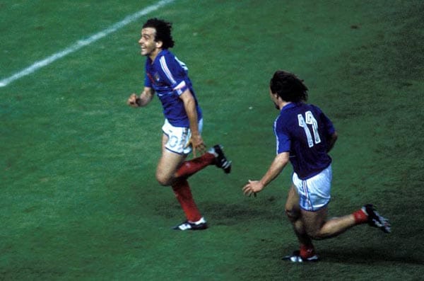 Frankreich galt als fußballerisches Entwicklungsland - bis Michel Platini kam. Der Regisseur führte die Gastgeber 1984 mit insgesamt neun Toren - darunter Hattricks gegen Belgien und Jugoslawien und dem 1:0 beim 2:0-Erfolg im Endspiel gegen Spanien - zum Titel. Die Party in Paris übertraf alle Feierlichkeiten bei bisherigen Europameisterschaften. Frankreich galt als fußballerisches Entwicklungsland - bis Michel Platini kam. Der Regisseur führte die Gastgeber 1984 mit insgesamt neun Toren - darunter Hattricks gegen Belgien und Jugoslawien und dem 1:0 beim 2:0-Erfolg im Endspiel gegen Spanien - zum Titel. Die Party in Paris übertraf alle Feierlichkeiten bei bisherigen Europameisterschaften.