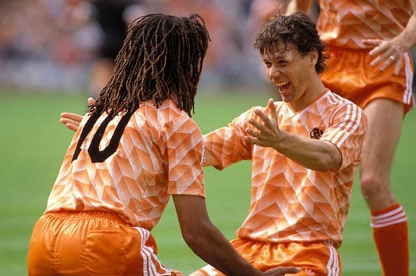 Für Franz Beckenbauer war es "das schwierigste Tor, das ich je gesehen habe". Marco van Basten erzielte im Endspiel 1988, so der Bondscoach Rinus Michels, "das Tor seines Lebens". Volley und aus spitzen Winkel knallte der Stürmer den Ball in den Torwinkel: Damit war das Endspiel 1988 von München entschieden - 2:0 gegen die Sowjetunion. Angeführt von Van Basten, Ruud Gullit und Frank Rijkaard holten die Niederlande ihren ersten und bis heute einzigen Titel im internationalen Fußball. Für Franz Beckenbauer war es "das schwierigste Tor, das ich je gesehen habe". Marco van Basten erzielte im Endspiel 1988, so der Bondscoach Rinus Michels, "das Tor seines Lebens". Volley und aus spitzen Winkel knallte der Stürmer den Ball in den Torwinkel: Damit war das Endspiel 1988 von München entschieden - 2:0 gegen die Sowjetunion. Angeführt von Van Basten, Ruud Gullit und Frank Rijkaard holten die Niederlande ihren ersten und bis heute einzigen Titel im internationalen Fußball.