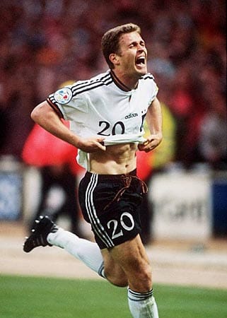 Im Mutterland des Fußballs schrieb Oliver Bierhoff 1996 Fußball-Geschichte: Das Goldköpfchen glich im Finale gegen Tschechien vier Minute nach seiner Einwechslung aus. Die Verlängerung dauerte nur fünf Minuten, bis Bierhoff erneut traf. Bierhoff rannte jubelnd zur Außenlinie und zog sein Trikot aus. Es dauerte ein paar Sekunden, bis die Tschechen und die Zuschauer im Wembley-Stadion kapiert hatten, dass das Spiel aus war. Im Mutterland des Fußballs schrieb Oliver Bierhoff 1996 Fußball-Geschichte: Das Goldköpfchen glich im Finale gegen Tschechien vier Minute nach seiner Einwechslung aus. Die Verlängerung dauerte nur fünf Minuten, bis Bierhoff erneut traf. Bierhoff rannte jubelnd zur Außenlinie und zog sein Trikot aus. Es dauerte ein paar Sekunden, bis die Tschechen und die Zuschauer im Wembley-Stadion kapiert hatten, dass das Spiel aus war.