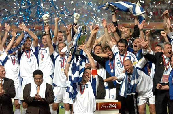 Der größte Triumph eines Außenseiters - Griechenland unter dem deutschen Trainer Otto Rehhagel bot 2004 keinen glanzvollen Fußball, aber eine taktische Meisterleistung nach der anderen. Angeführt von Kapitän Theodoros Zagorakis, dem Abräumer im Mittelfeld, kämpfte sich die Mannschaft bis ins Finale. Angelos Charisteas von Werder Bremen köpfte das entscheidende Tor gegen Gastgeber Portugal. Und "Rentner" Rehhagel, in der Bundesliga längst aussortiert, machte den größten Luftsprung seiner Karriere. Der größte Triumph eines Außenseiters - Griechenland unter dem deutschen Trainer Otto Rehhagel bot 2004 keinen glanzvollen Fußball, aber eine taktische Meisterleistung nach der anderen. Angeführt von Kapitän Theodoros Zagorakis, dem Abräumer im Mittelfeld, kämpfte sich die Mannschaft bis ins Finale. Angelos Charisteas von Werder Bremen köpfte das entscheidende Tor gegen Gastgeber Portugal. Und "Rentner" Rehhagel, in der Bundesliga längst aussortiert, machte den größten Luftsprung seiner Karriere.