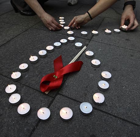 2011 sei die Zahl der HIV-Infizierten in Russland zudem im Vergleich zum Vorjahr um fast zehn Prozent gestiegen, bilanziert Wadim Pokrowski vom Föderalen Anti-Aids-Zentrum. In den ersten zehn Monaten des Jahres seien mehr als 48.000 Neuinfektionen gemeldet worden. 2011 sei die Zahl der HIV-Infizierten in Russland zudem im Vergleich zum Vorjahr um fast zehn Prozent gestiegen, bilanziert Wadim Pokrowski vom Föderalen Anti-Aids-Zentrum. In den ersten zehn Monaten des Jahres seien mehr als 48.000 Neuinfektionen gemeldet worden.