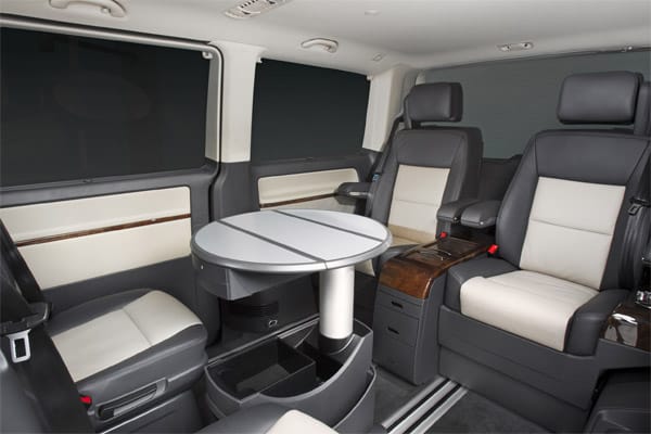 Zwei Pullman-Sessel mit Sitzheizung sowie eine Kühlbox, Audioanlage und DVD-Monitore sorgen im Fond für luxuriösen Komfort.