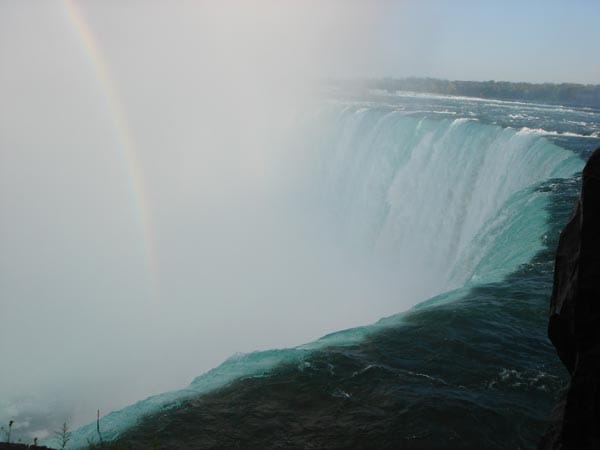 Die Niagarafälle sind die erste Anlaufstation der Reise. Mit gewaltiger Wucht stürzt das Wasser in die Tiefe.